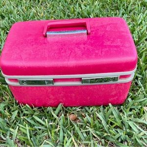 Fun Retro Hot Pink Vintage Royal Traveller Vanity Cosmetic/Makeup Train Case.